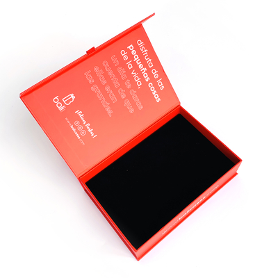 Kemasan kotak merah mewah yang disesuaikan Hadiah merek kotak kertas penutup magnetik dengan flocking Elegan